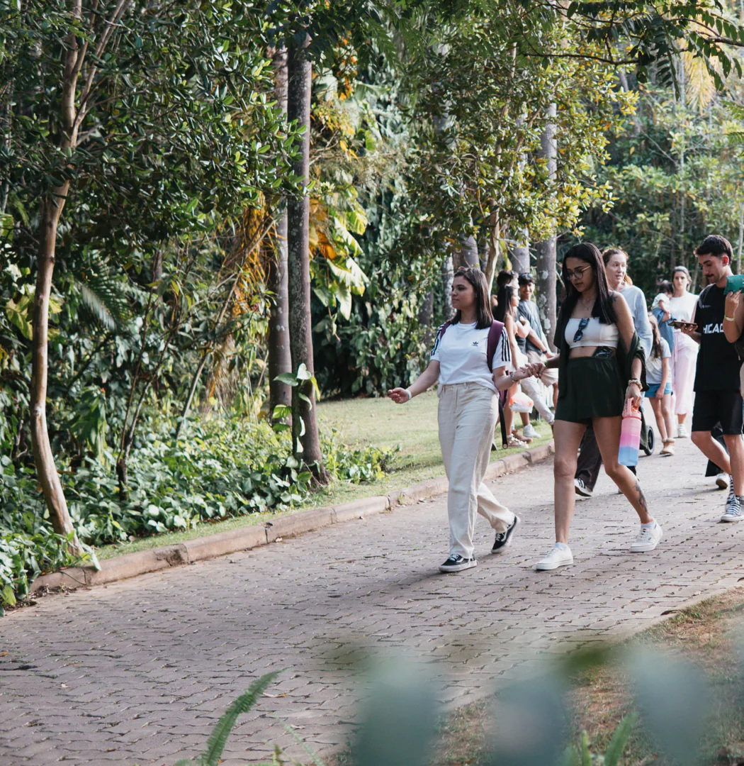 Participe das visitas temáticas do Inhotim. Elas são gratuitas para visitantes e destinadas a pessoas de todas as idades. Foto: William Gomes