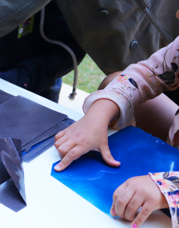 O Ateliê Circulante convida para atividades em diferentes pontos do Inhotim, experimentando a arte e a natureza. Foto: Heloísa Helena