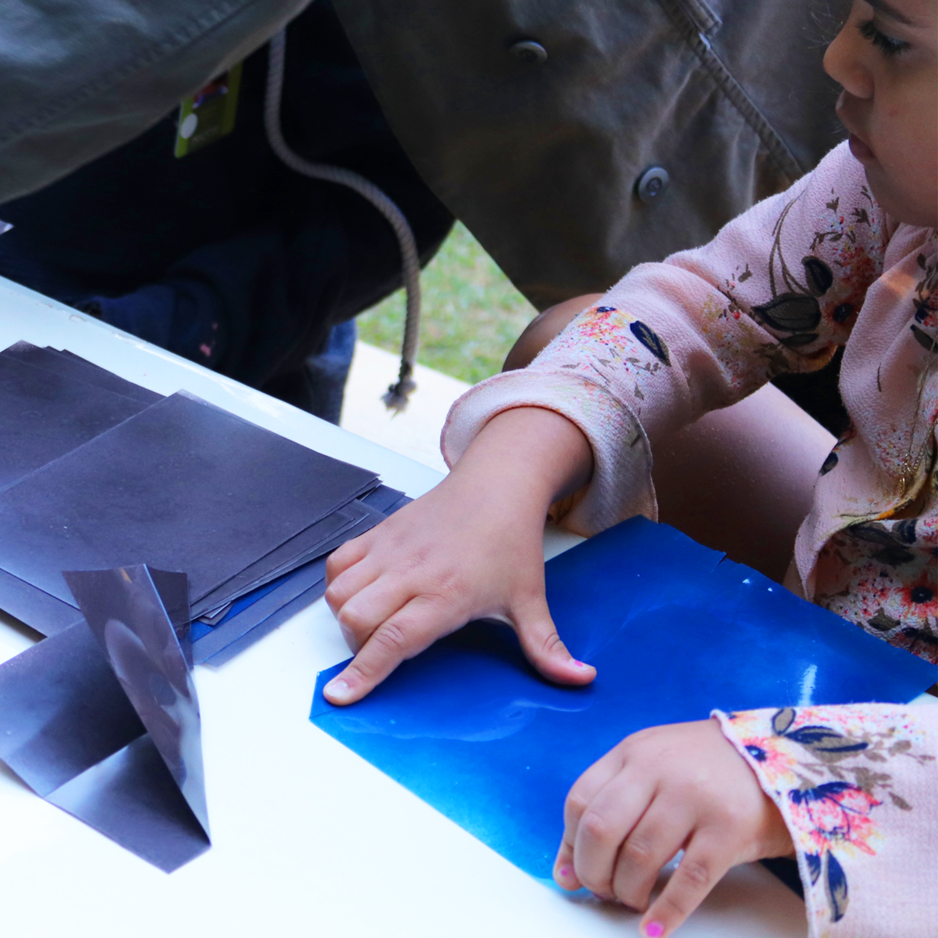 O Ateliê Circulante convida para atividades em diferentes pontos do Inhotim, experimentando a arte e a natureza. Foto: Heloísa Helena