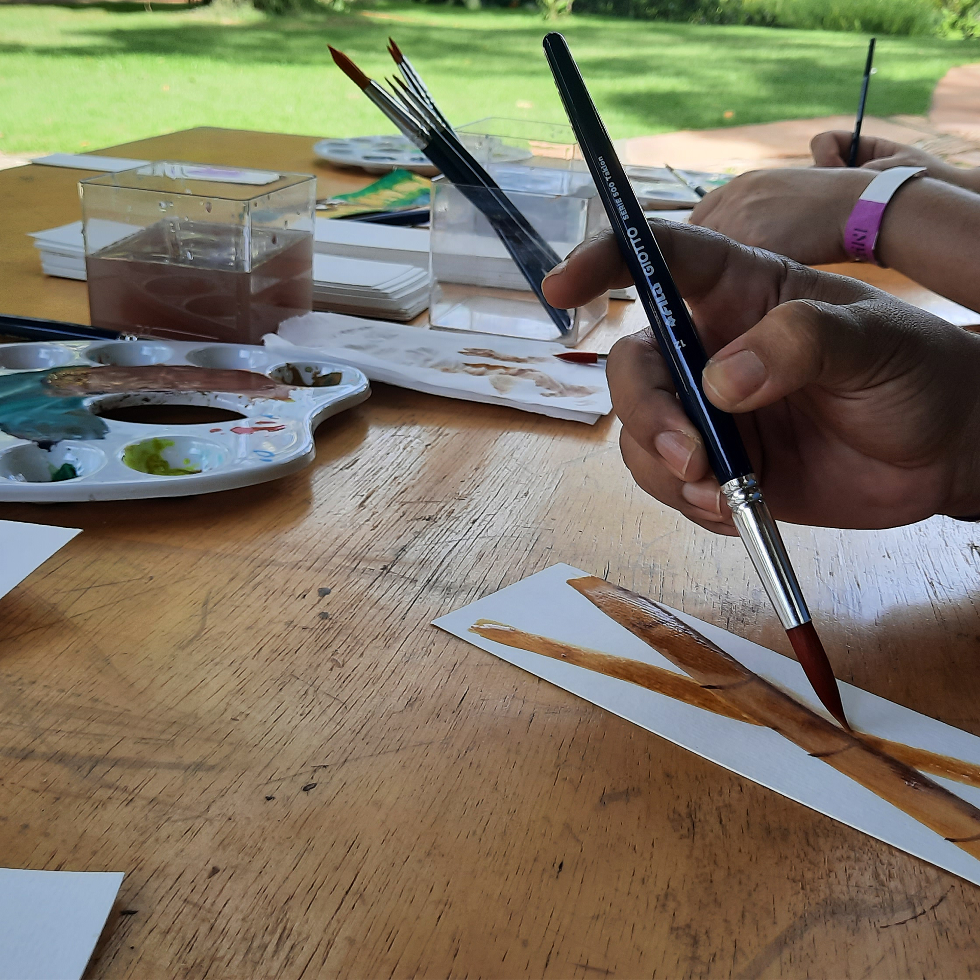 O Ateliê Circulante convida para atividades em diferentes pontos do Inhotim, experimentando a arte e a natureza. Foto: Amanda Homem