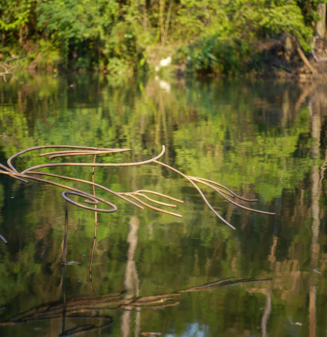O trabalho inédito, composto por 20 peças, criadas pela artista e produzidas junto a equipe do Inhotim. Foto: Ana Clara Martins