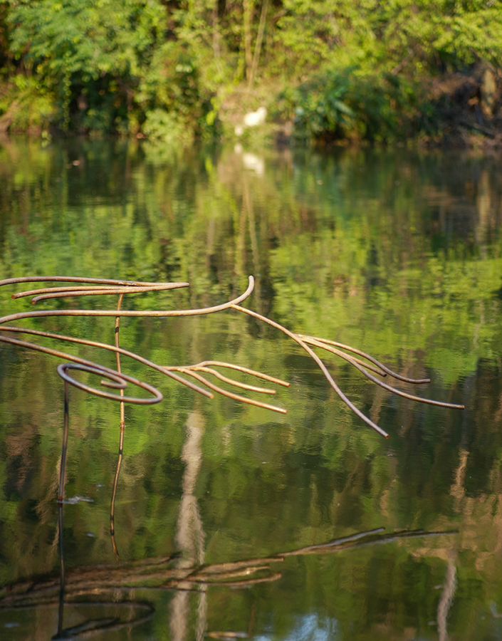 O trabalho inédito, composto por 20 peças, criadas pela artista e produzidas junto a equipe do Inhotim. Foto: Ana Clara Martins
