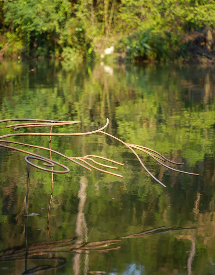 O trabalho inédito, composto por 20 peças, criadas pela artista e produzidas junto a equipe do Inhotim. Foto: Ana Clara Martins