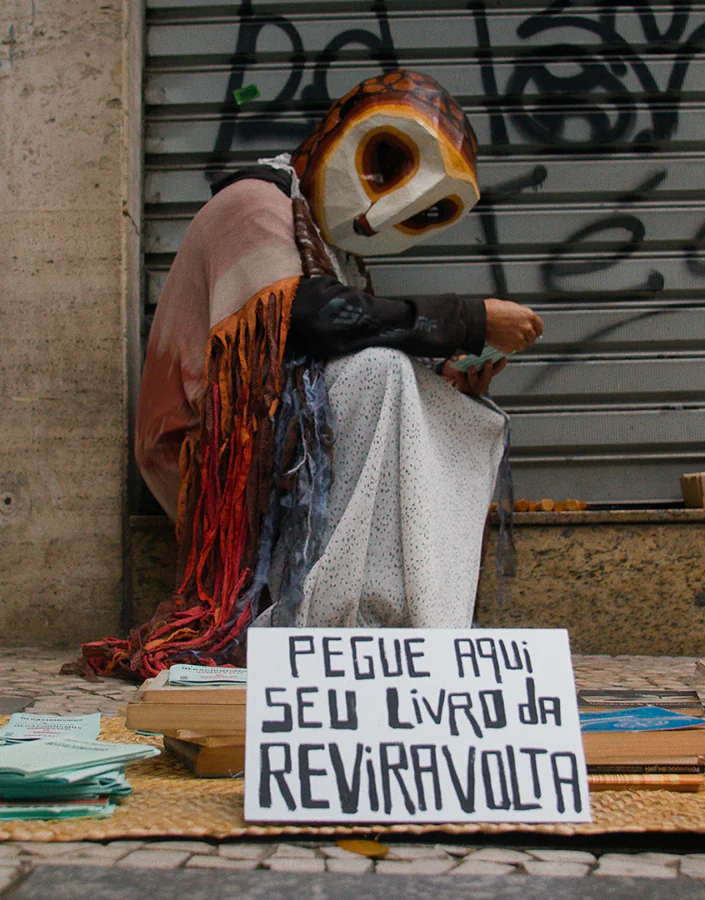 “Tangolomango”, de Rivane Neuenschwander, lida com questões relativas à infância, história, ecologia e política. Foto: Eu sou uma arara