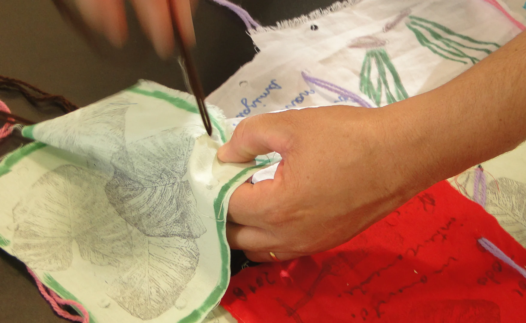 O Ateliê Circulante convida para atividades em diferentes pontos do Inhotim, experimentando a arte e a natureza. Foto: Claudia Moreira