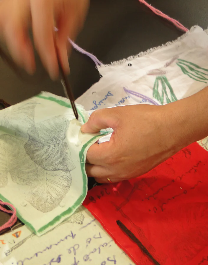 O Ateliê Circulante convida para atividades em diferentes pontos do Inhotim, experimentando a arte e a natureza. Foto: Claudia Moreira