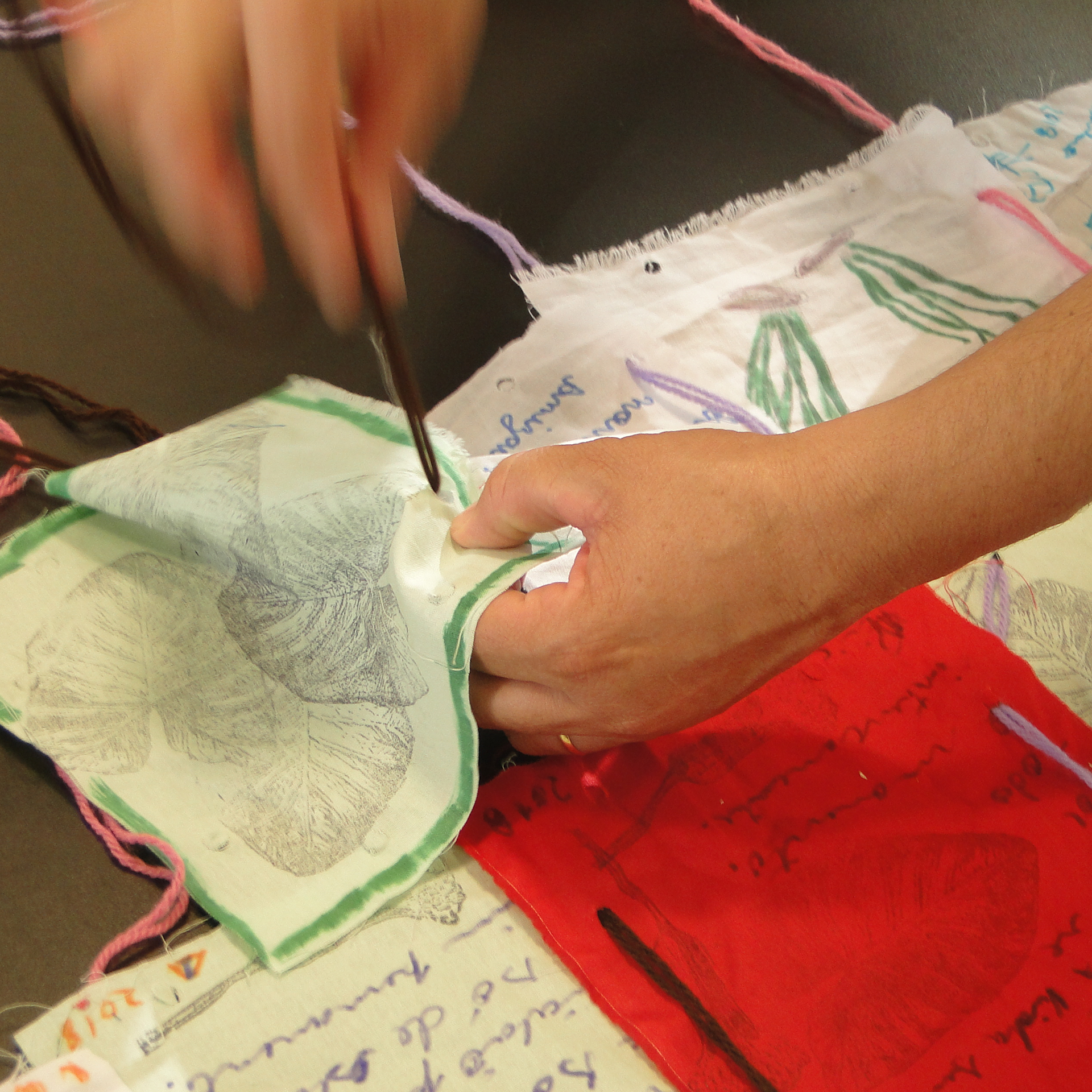 O Ateliê Circulante convida para atividades em diferentes pontos do Inhotim, experimentando a arte e a natureza. Foto: Claudia Moreira