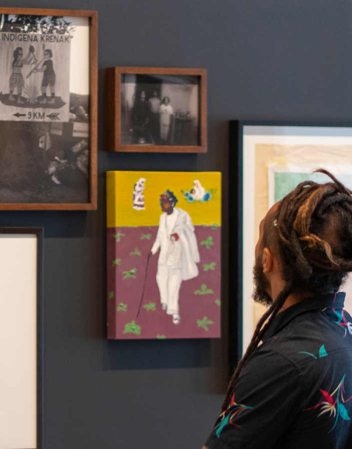 O artista Paulo Nazareth trabalha maneiras de se relacionar com a terra, entre outros temas, em “Esconjuro”. Foto: Daniela Paoliello