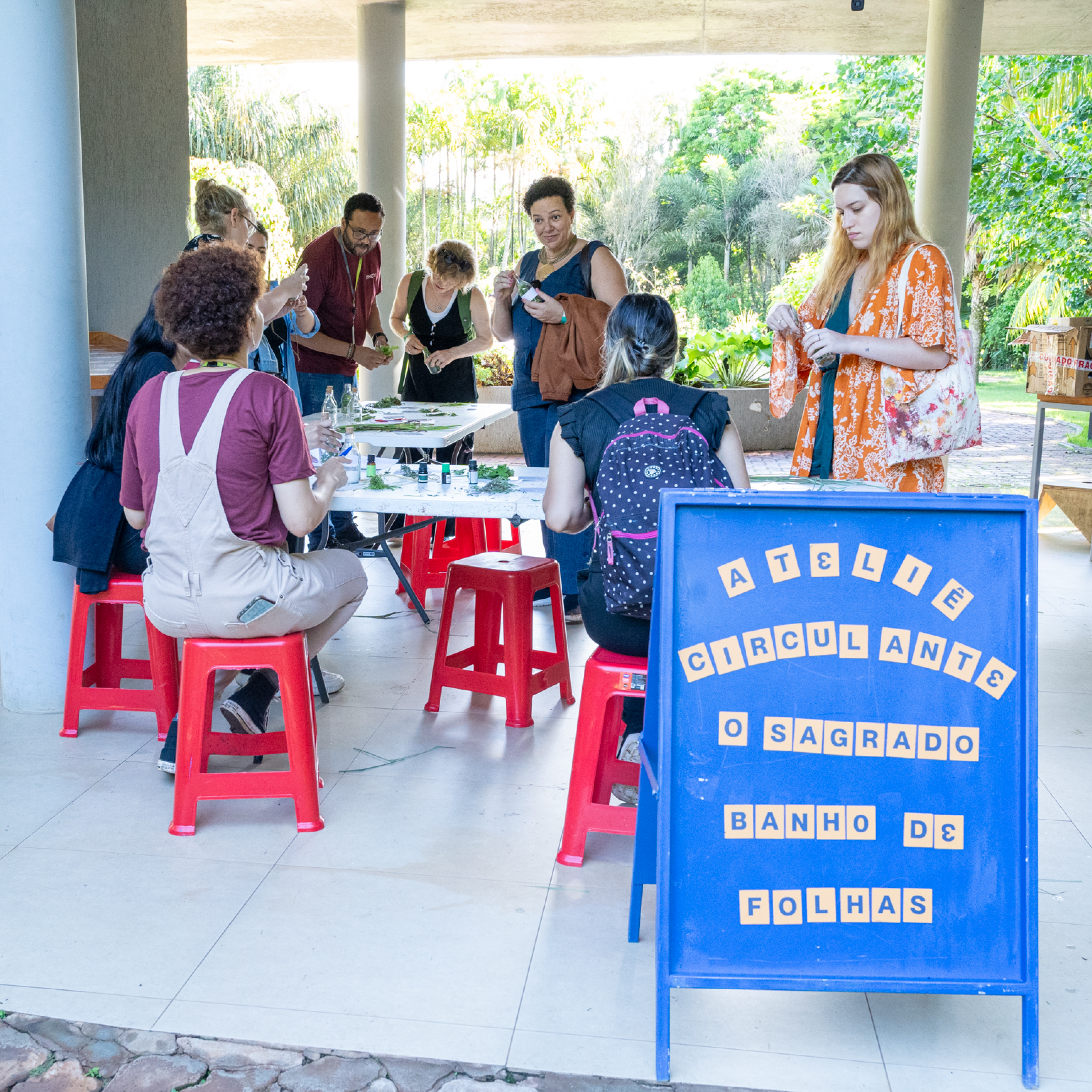  O Ateliê Circulante convida para atividades em diferentes pontos do Inhotim, experimentando a arte e a natureza. Foto: Guiga Guimaraes