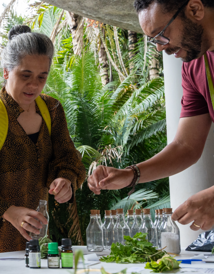 O Ateliê Circulante convida para atividades em diferentes pontos do Inhotim, experimentando a arte e a natureza. Foto: Ana Clara Martins