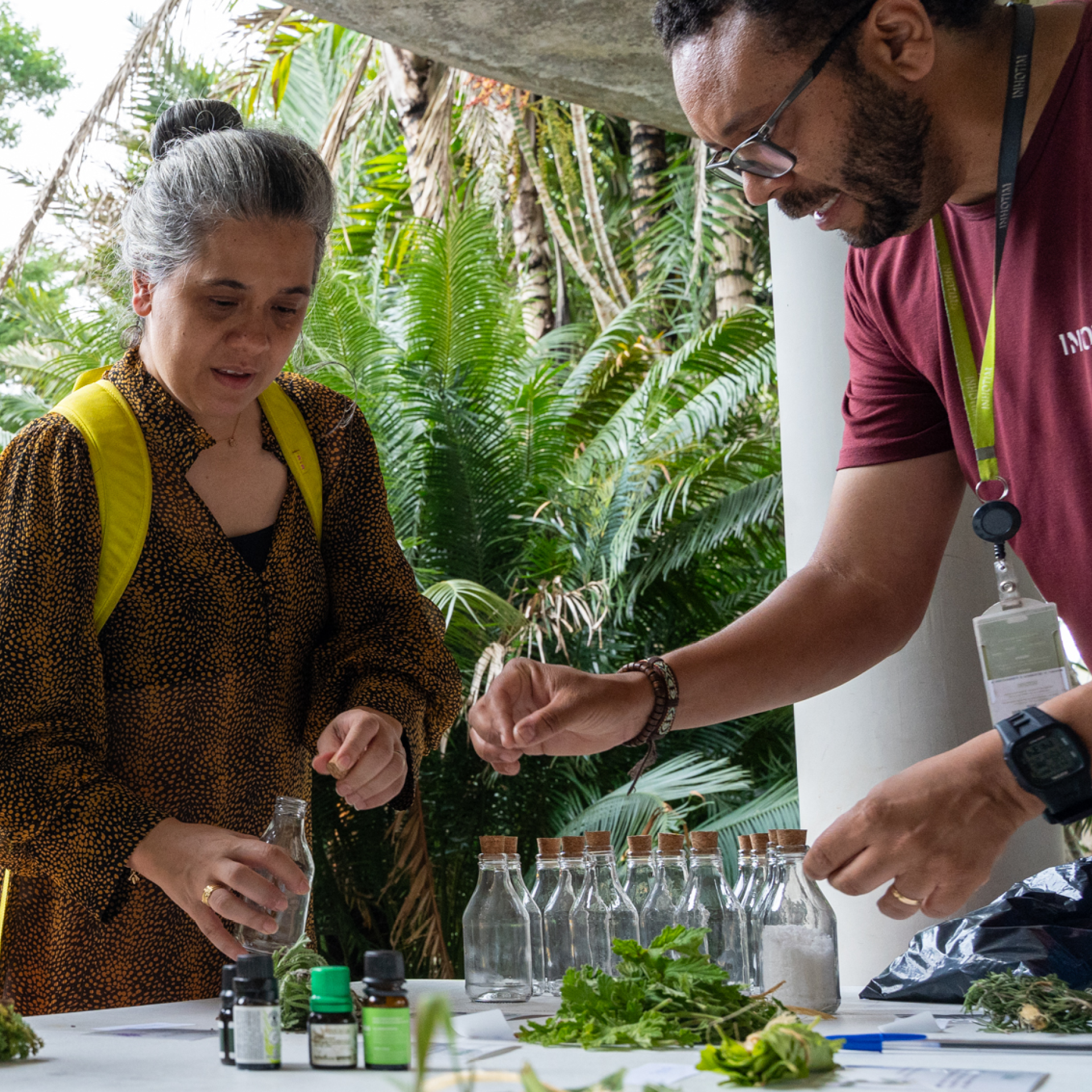 O Ateliê Circulante convida para atividades em diferentes pontos do Inhotim, experimentando a arte e a natureza. Foto: Ana Clara Martins