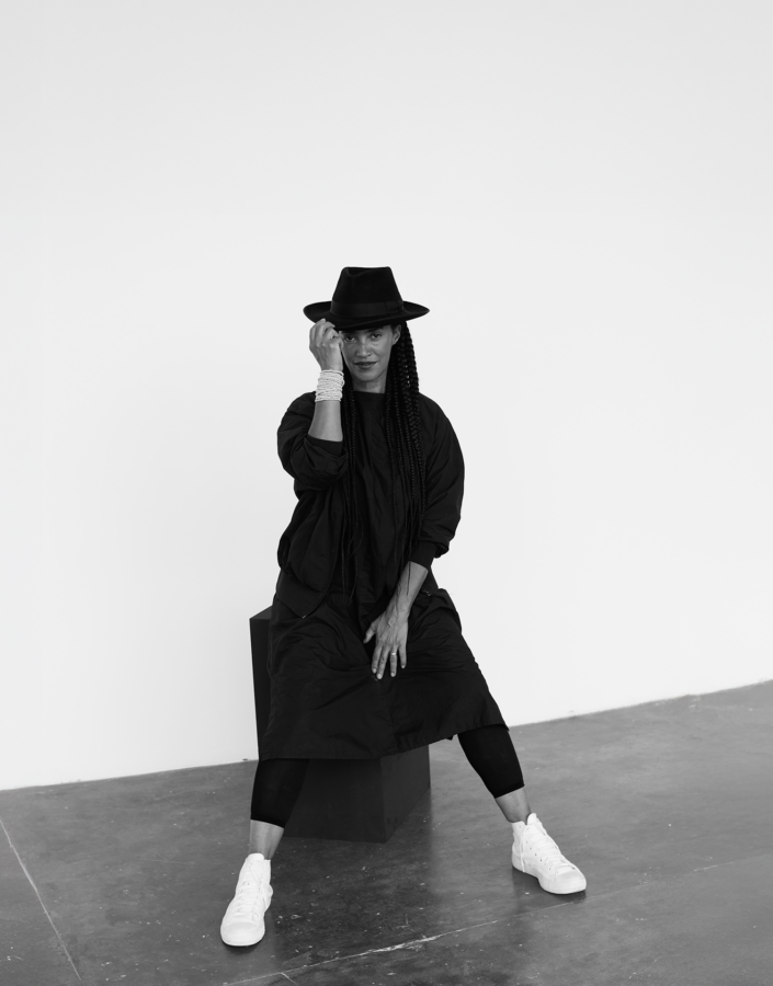 Grada Kilomba retorna ao Inhotim para a performance O Barco - Ato II (2021), com um grupo composto, em maioria, por artistas da região. Foto: Pablo Saborido