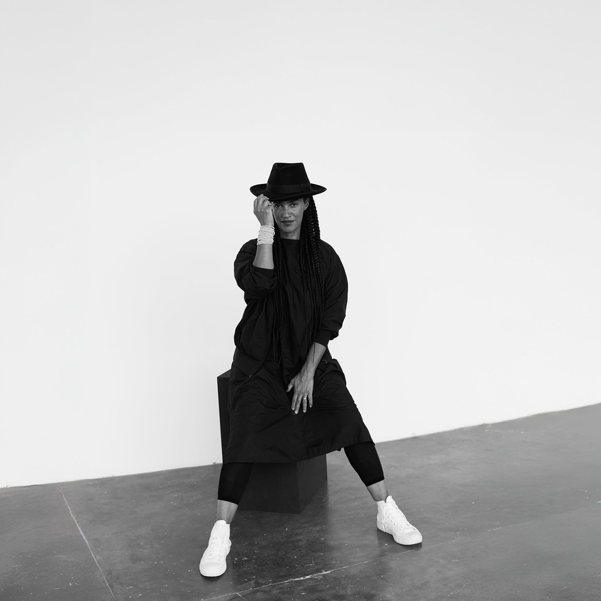 Grada Kilomba retorna ao Inhotim para a performance O Barco - Ato II (2021), com um grupo composto, em maioria, por artistas da região. Foto: Pablo Saborido