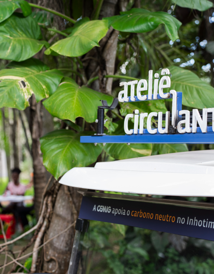 O Ateliê Circulante convida para atividades em diferentes pontos do Inhotim, experimentando a arte e a natureza. Foto: Brendon Campos