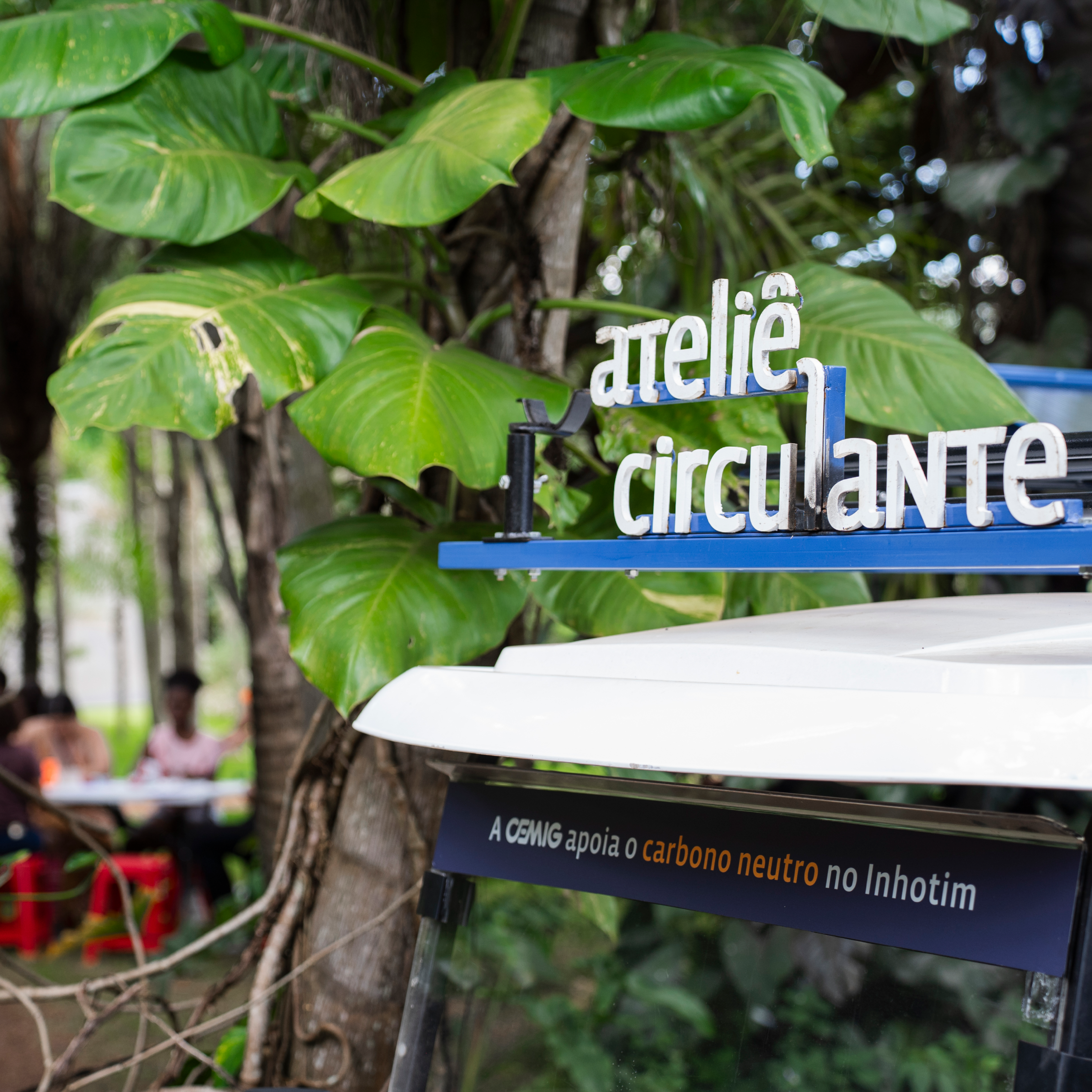 O Ateliê Circulante convida para atividades em diferentes pontos do Inhotim, experimentando a arte e a natureza. Foto: Brendon Campos