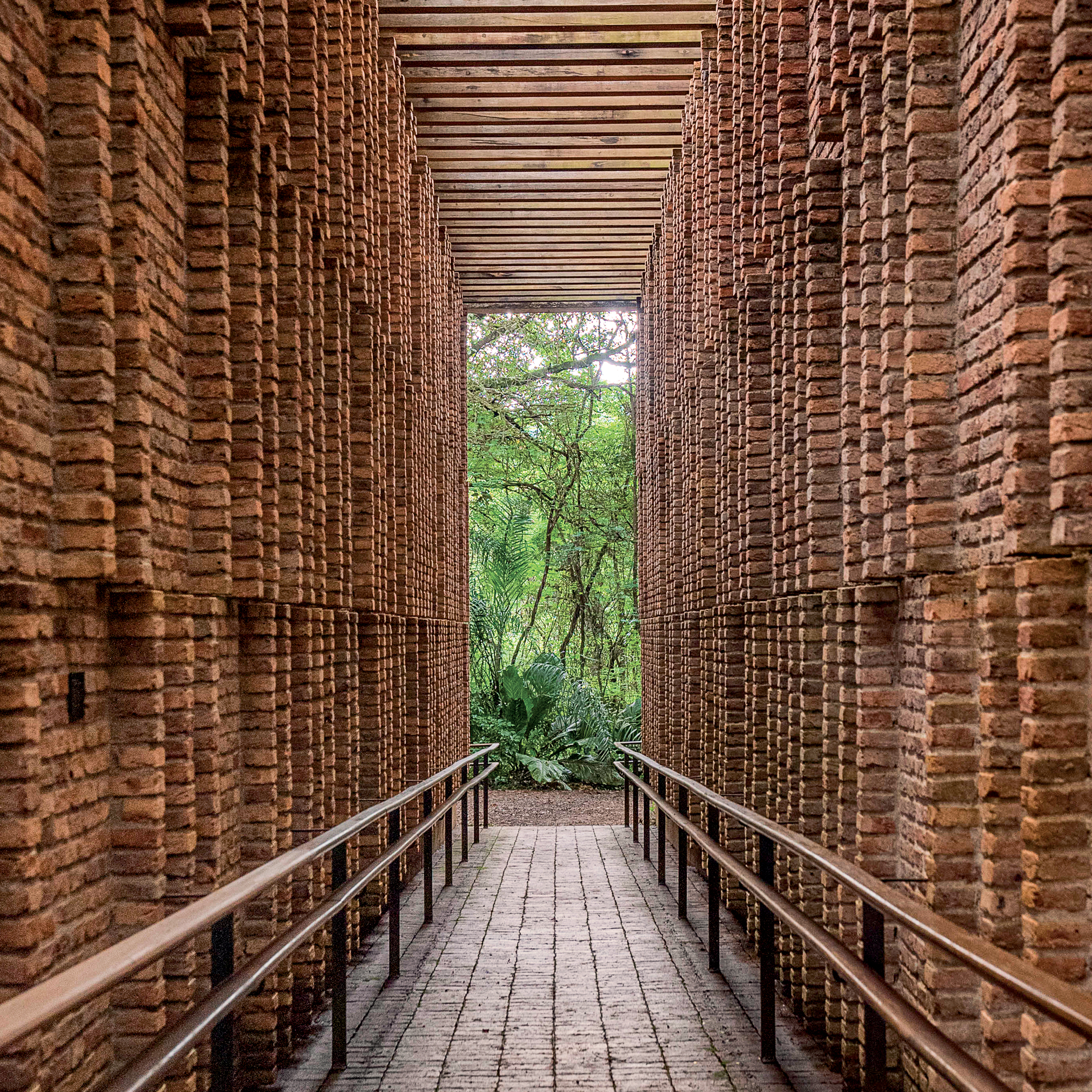 Participe das visitas temáticas do Inhotim. Elas são gratuitas para visitantes e destinadas a pessoas de todas as idades. Foto: Brendon Campos