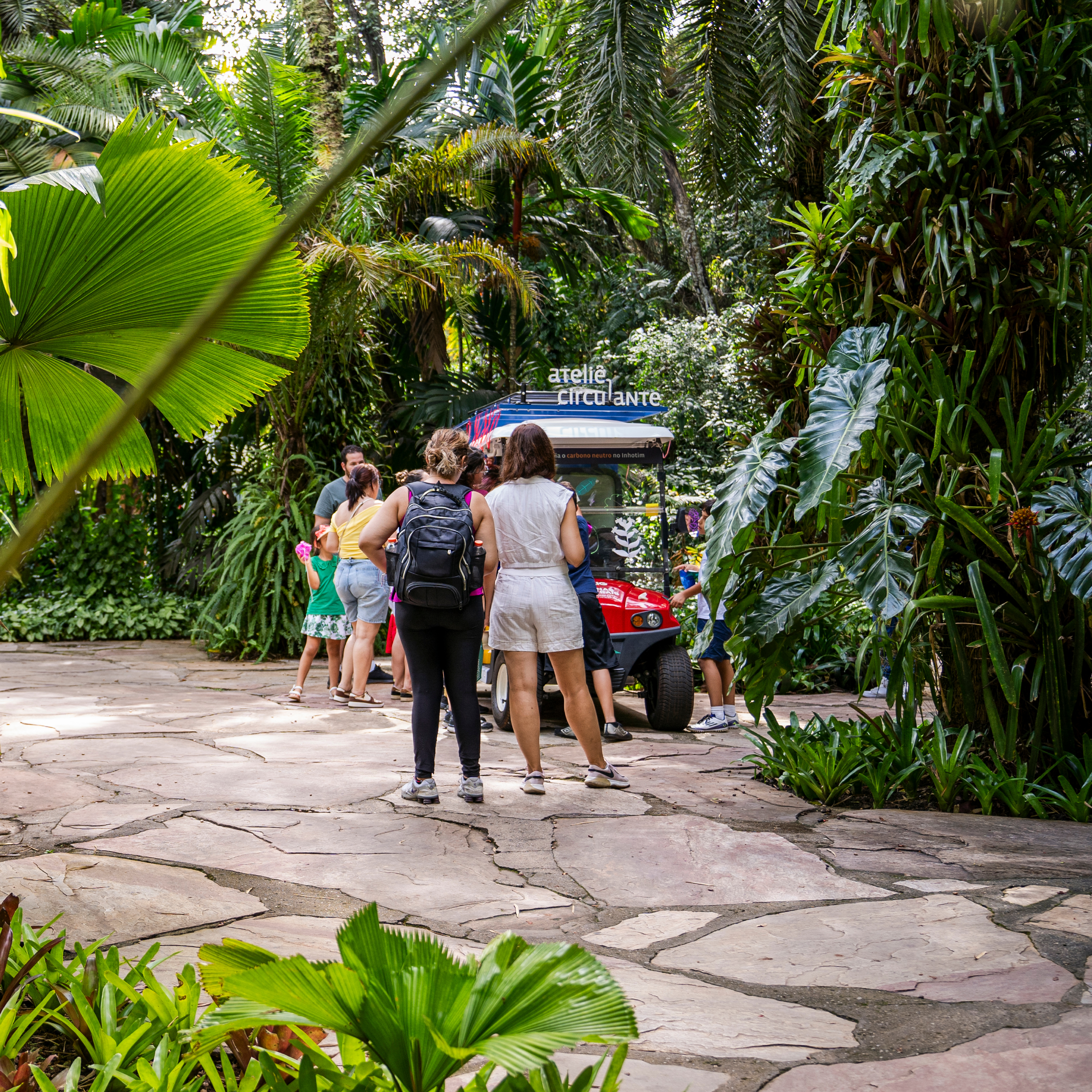 O Ateliê Circulante convida para atividades em diferentes pontos do Inhotim, experimentando a arte e a natureza. Foto: Brendon Campos