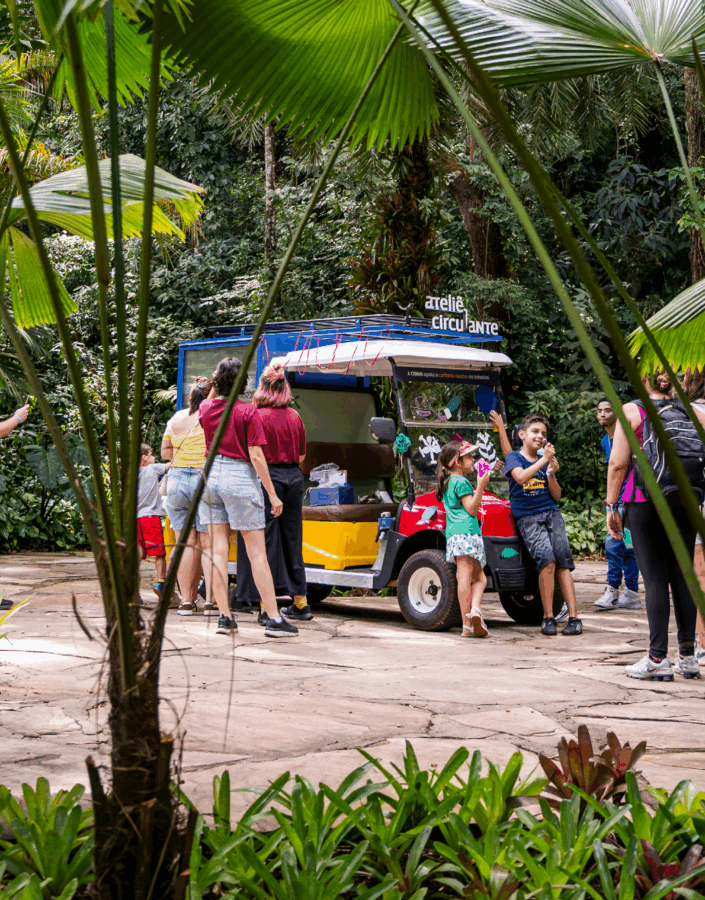 O Ateliê Circulante convida para atividades em diferentes pontos do Inhotim, experimentando a arte e natureza. Foto:   Brendon Campos