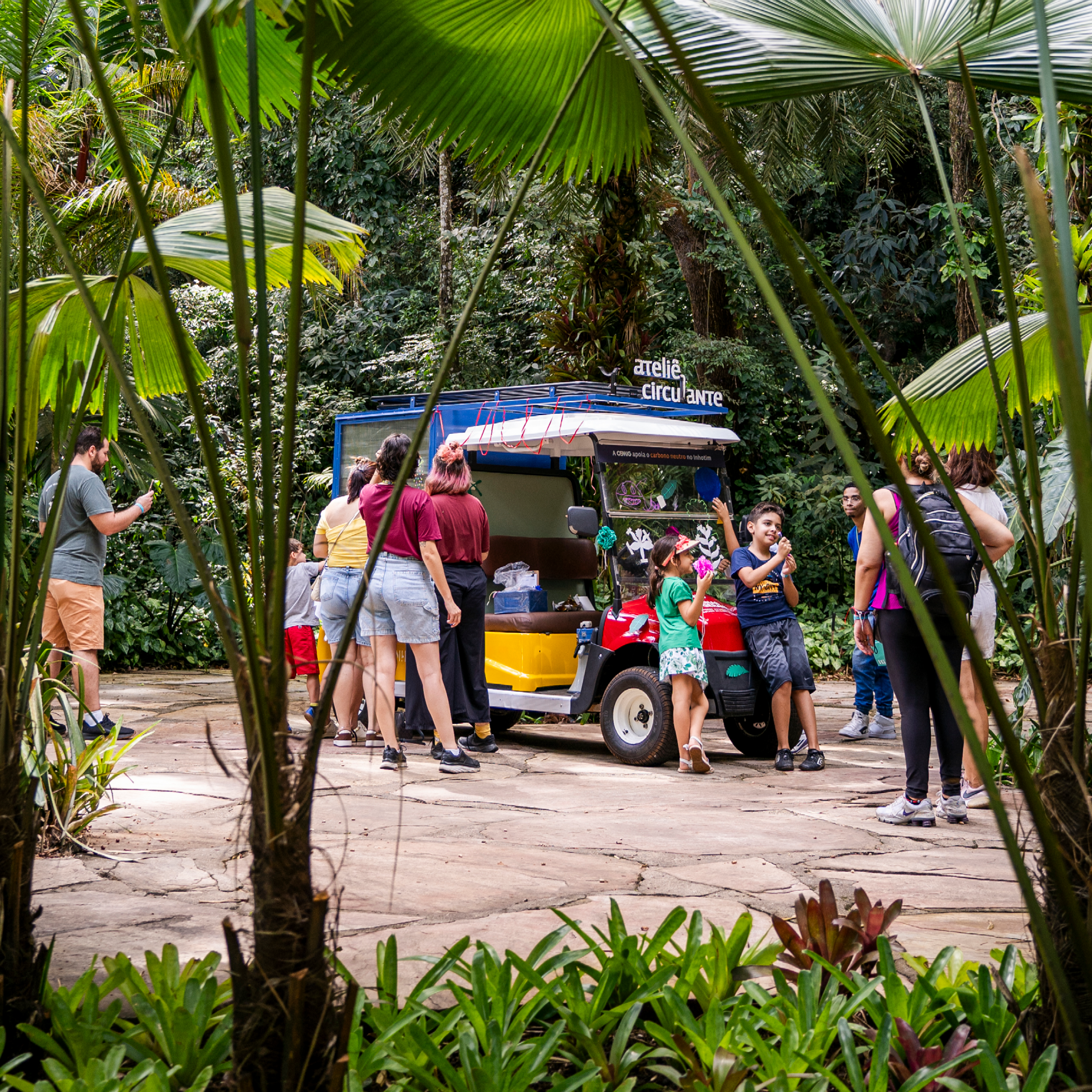 O Ateliê Circulante convida para atividades em diferentes pontos do Inhotim, experimentando a arte e natureza. Foto:   Brendon Campos