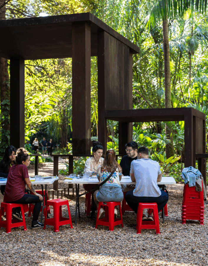 O Ateliê Circulante convida para atividades em diferentes pontos do Inhotim, experimentando a arte e natureza. Foto:  Brendon Campos