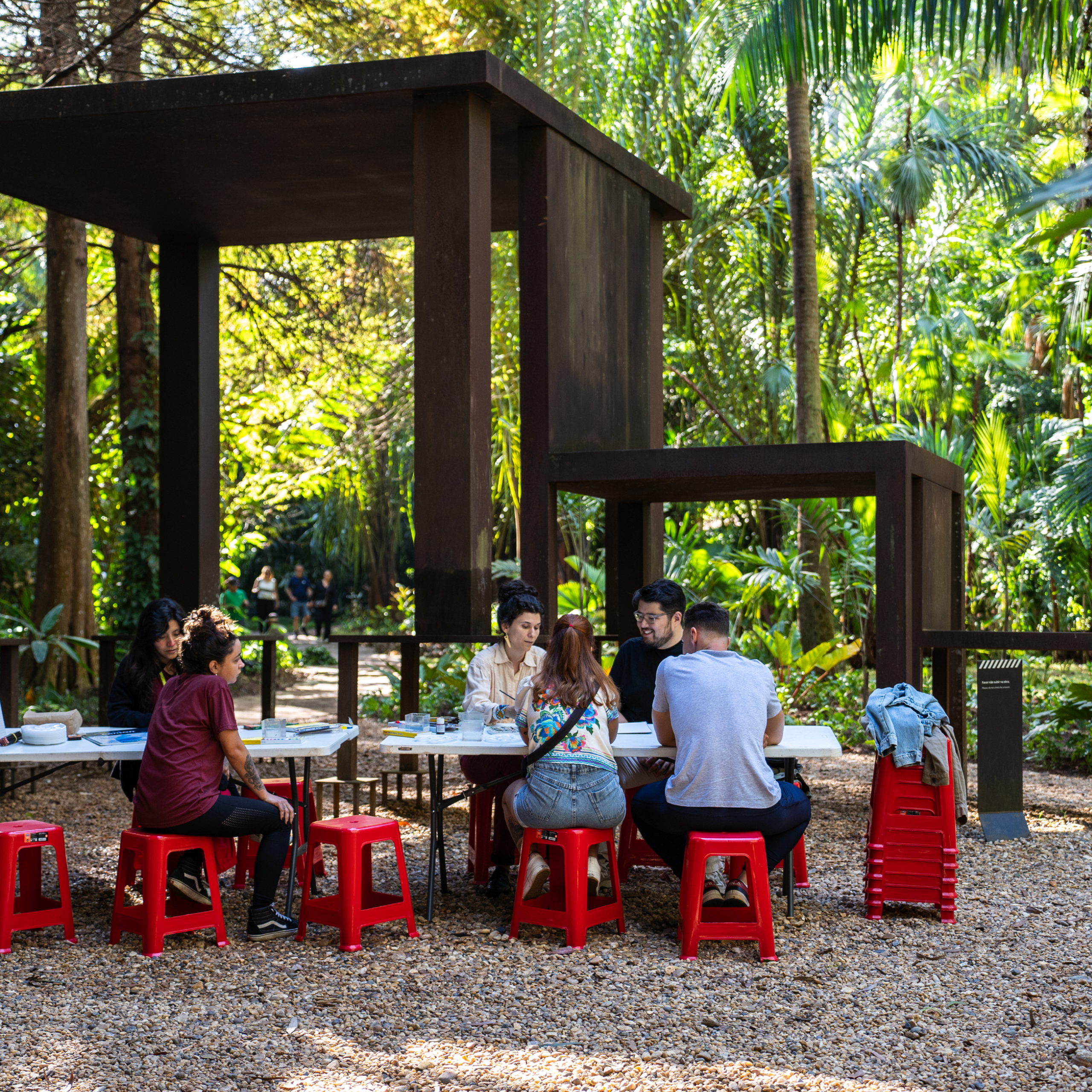 O Ateliê Circulante convida para atividades em diferentes pontos do Inhotim, experimentando a arte e natureza. Foto:  Brendon Campos