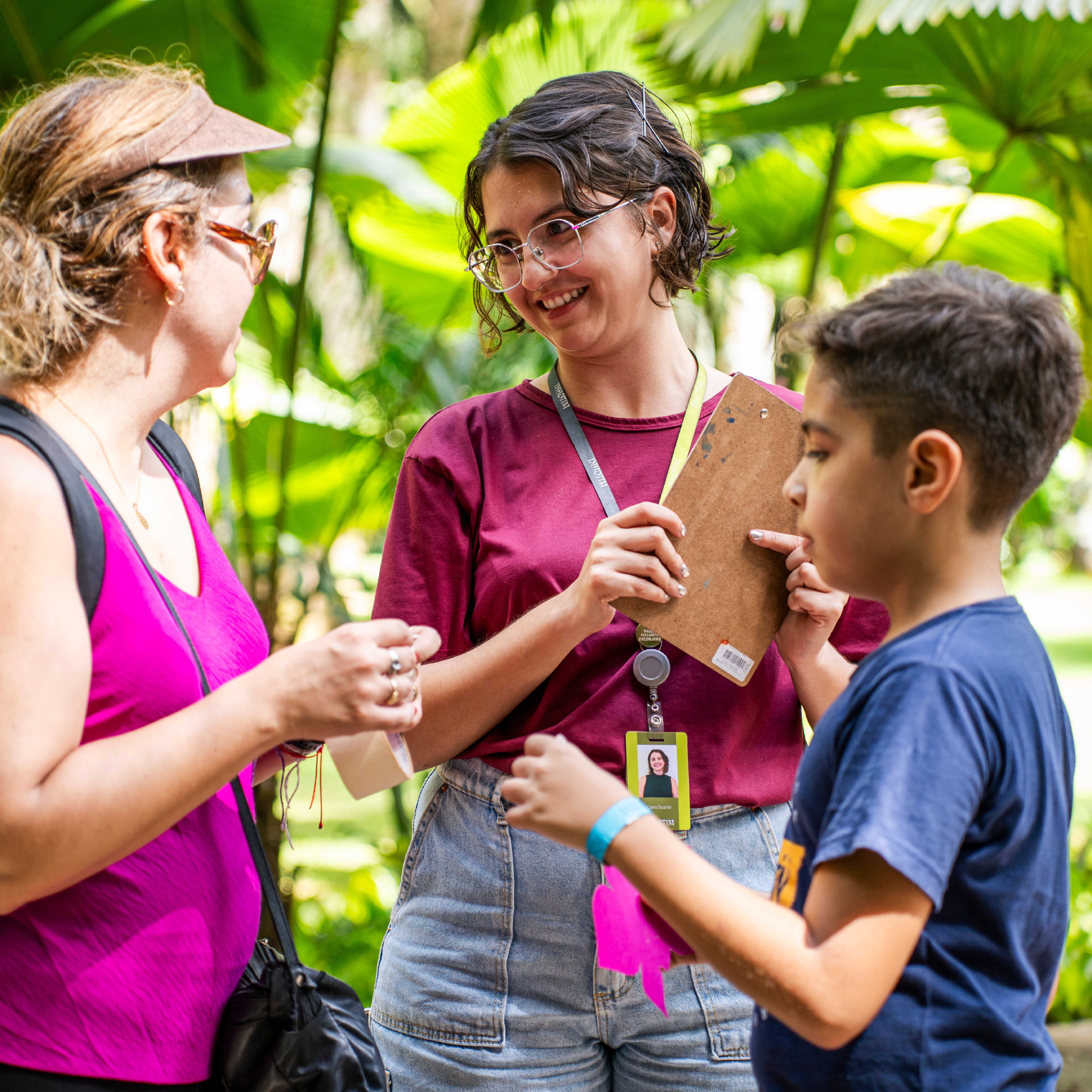 O Ateliê Circulante convida para atividades em diferentes pontos do Inhotim, experimentando a arte e natureza. Foto:    Brendon Campos