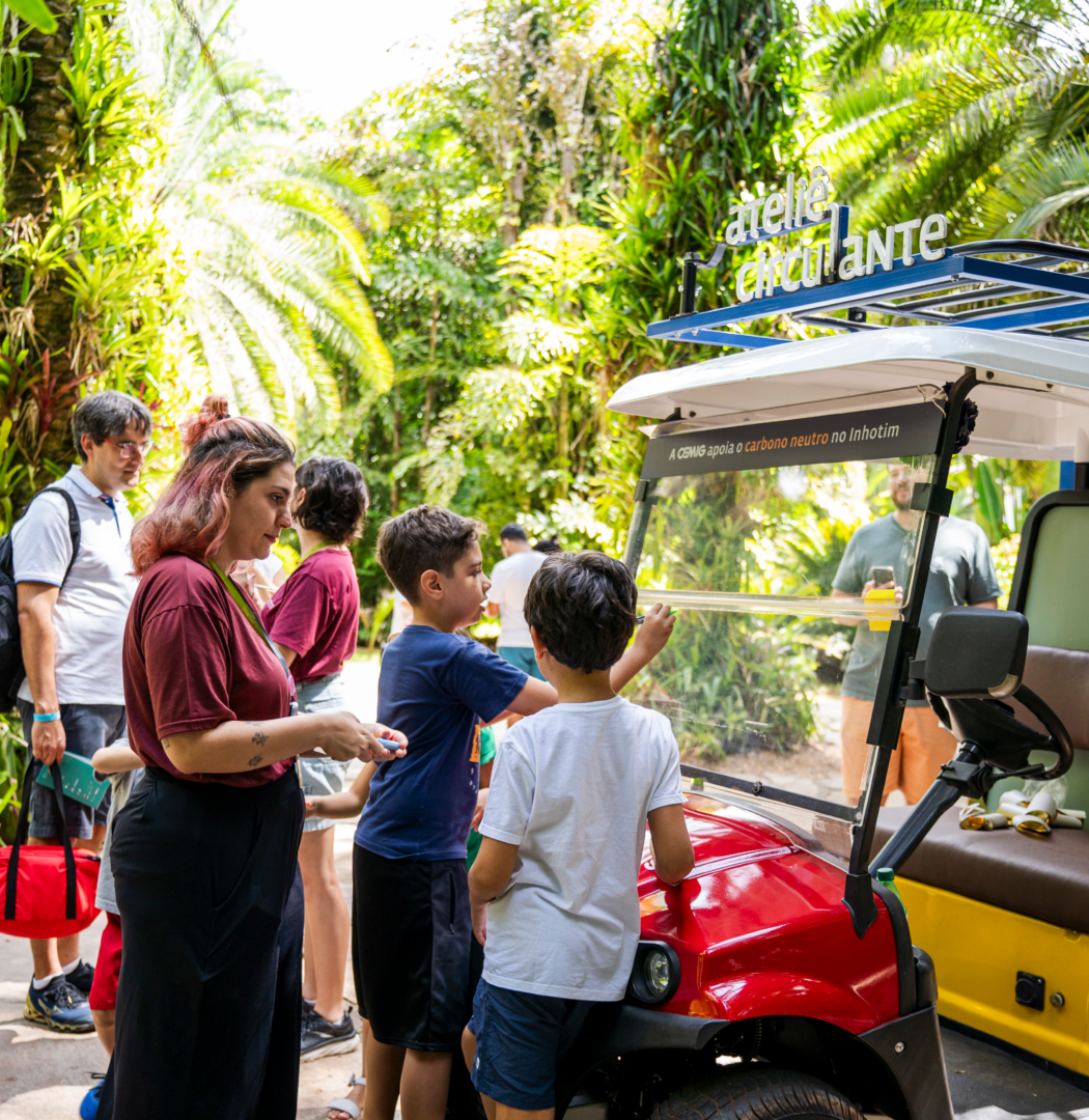 O Ateliê Circulante convida para atividades em diferentes pontos do Inhotim, experimentando a arte e natureza. Foto: Brendon Campos